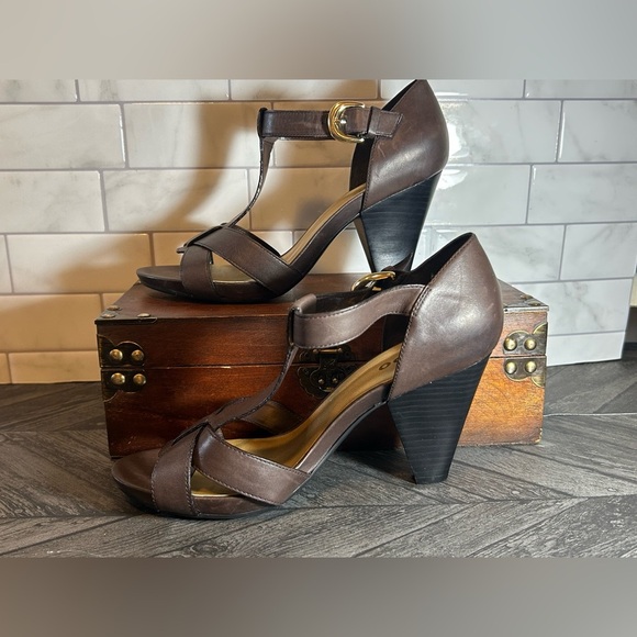 Me Too Small Heeled Brown Leather Upper Sandals EUC size 8.5 fits an 8 as well - Picture 4 of 9